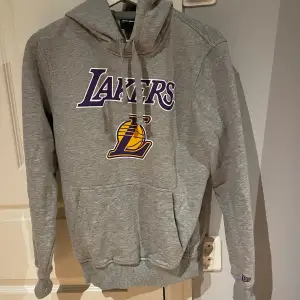 En hoddie från New Era med motivet Lakers. Den är i storleken S men passar XS lika bra. hör av dig vid funderingar