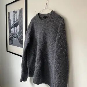 Säljer denna trendiga grå tröjan från Paul & friends i storlek M, men passar S! Skick 8/10✅ (obs! Tröjan är lite luddig, men går lätt att lösa med en roller). Hör av dig vid fler frågor eller funderingar!