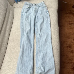 Boot flare Highraise blåa jeans  - Dessa jeans är i gott skick förutom att de är lite slitna i slutet av jeansen, (kolla tredje bilden) men endast på ena sidan. Annars är de knappt använda. 