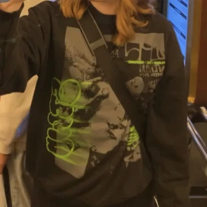 Sweatshirt med tryck - En sweatshirt med coolt tryck på ifrån pull and bear. Lite Oversized i modellen.
