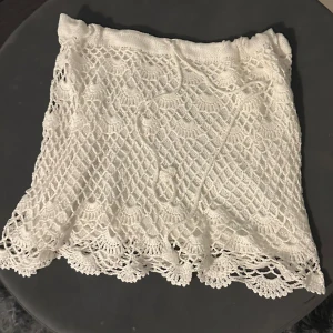 Kjol - aldrig använt, fick av min farmor ingen lapp så vet inte vilket märke. skulle säga storlek M men går att dra åt med snöret☀️ skriv för mer information