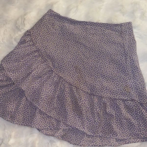 Kjol - Jättefin lika kjol köpt för längesen men aldrig använd då jag inte tycker den passar mig💕 man väljer själv vilken passform man vill ha då man knyter den inlett med banden på sidorna (bild 2). Så den passar alla🥰