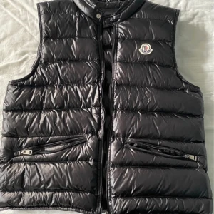moncler gui väst  - svart moncler gui väst i skicka 9/10 använd 3 gånger   tags medföljer för mer bilder eller funderingar är det bara att höra av sig 