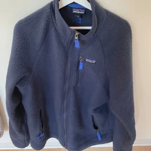 Patagonia Fleece - Tja säljer denna skit fina och sköna fleece jackan! Storlek L och jag har använt den lite men försiktigt. Noll skador och så. Är 182 och den sitter jättebra men lite slappare så ni vet, men det är något jag tycker blir  snyggt,perfekt på sommarkväll.