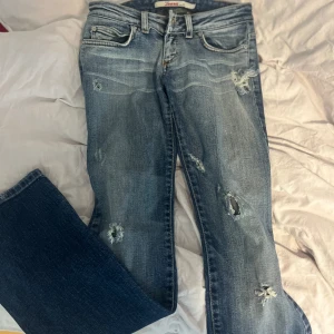 Jeans  - Säljer mina skitsnygga lågmidjade jeans, dom är favoriterna i min garderob men börjar bli lite små för mig. 💗 
