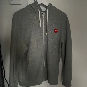 Tjena: säljer nu denna Cdg tröjan. Köpt i Stockholm för 2800kr - Storlek L men den sitter som M. Inget trasigt utan den är i bra skick Pris kan diskuteras!!