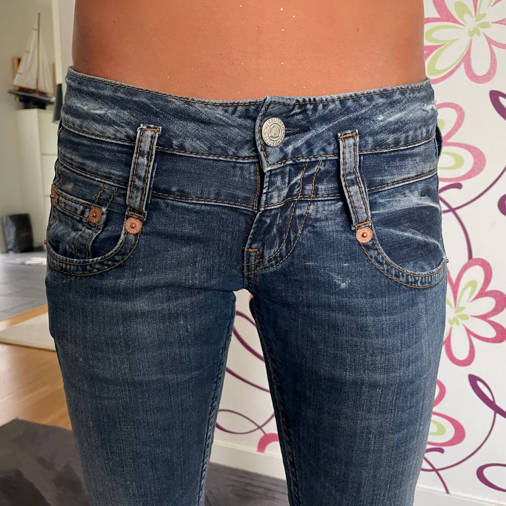 Midjemåttet rakt över är 38 cm och innerbenslängden är 78 cm! Skriv för fler frågor💗. Jeans & Byxor.