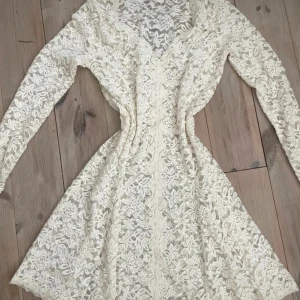 Vintage Spetsklänning - Använd 1 gång, underklänning kommer med i paketet!