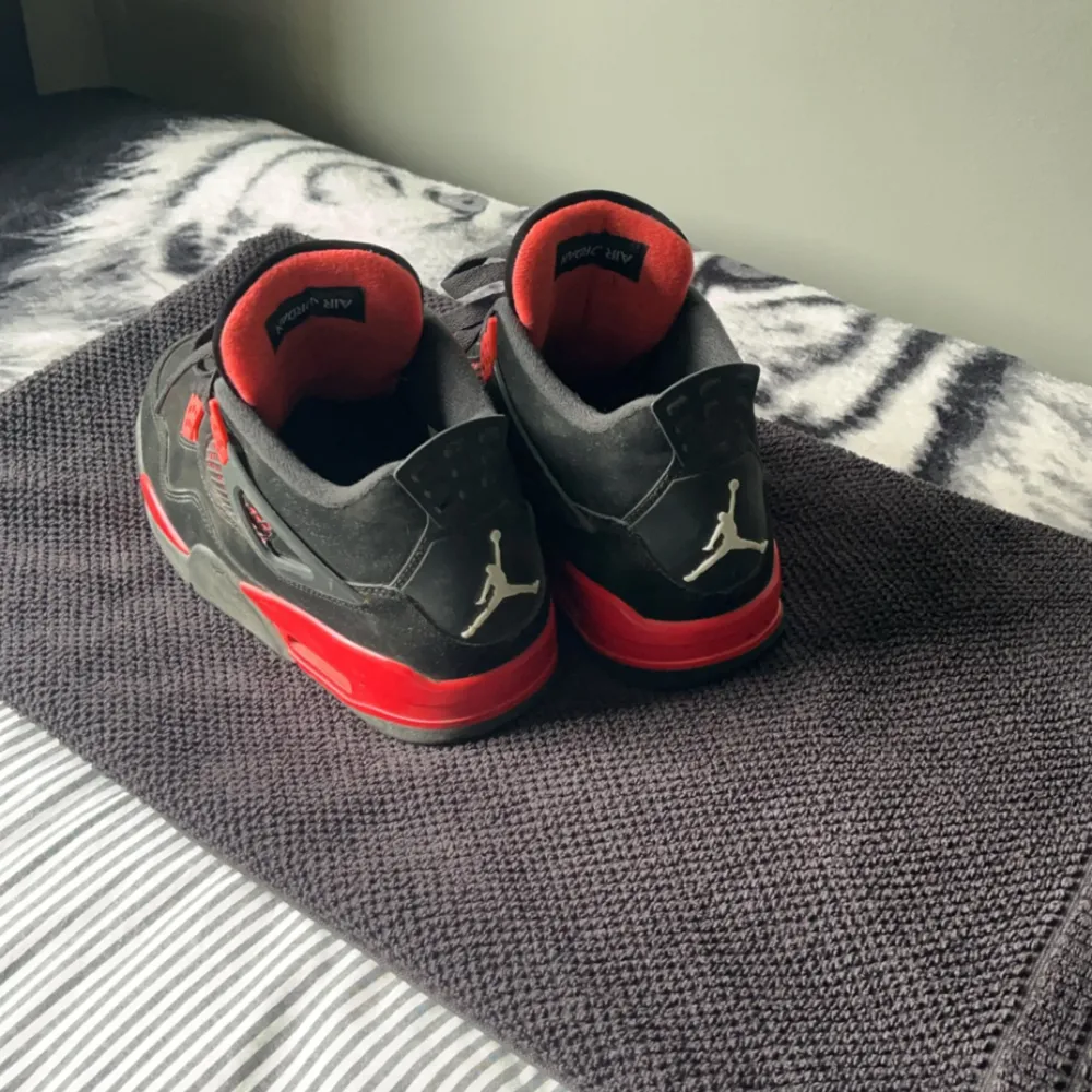 helt nya jordan 4 red thunders fick dom för 1 vecka sen med box 📦 jättebra material, om du vill köpa och du är osäker så kan du fråga om riktiga bilder på dom och boxen. pris kan diskuteras via dm.. Skor.