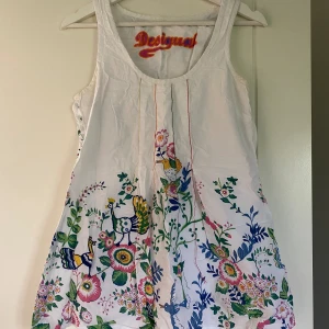 Linne från Desigual - Linne i strl S från Desigual. Fint skick.