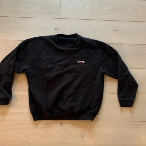 Donnay crewneck  - Vintage tennis crewneck, originellt svart men blivit solblekt. Strl M