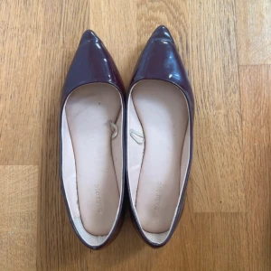 Ballerinaskor - Vinröda spetsiga ballerinaskor från Parfois i storlek 36.