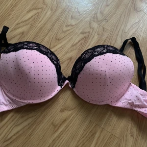 Push up bh  - Push up bh med spets och en lite rosett, säljer då den tyvärr är för liten. Pris kan diskuteras, har även en i svart🎀