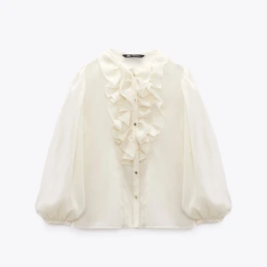 Blus från zara - Säljer denna superfina blus som endast använts ett fåtal gånger 🤍🤍  