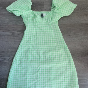 Klänning  - Jättefin klänning som framhäver kurvorna på kroppen, dock inte min smak av färg därav säljer jag den