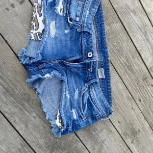 Korta shorts  - Säljer ett par shorts av den kortade modellen