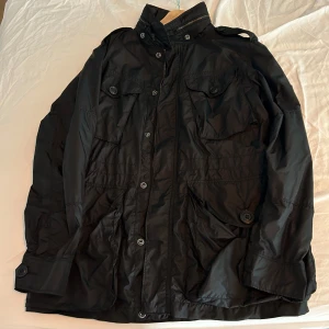 Polo jacka  - Säljer nu denan polo jacka/windbreaker som knapt är använd i storlek  M tveka inte att höra av er vid minsta fundering. 