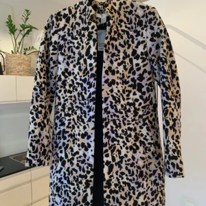 H&M jacka / kappa XS - Riktigt snygg vår/sommar jacka. Helt ny!