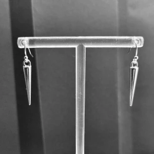 Handgjorda örhängen  - Handgjorda örhängen●Material- zinklegeringar ●Örhängeskrokar -Silver 925. Nickel fri. Längd -3,5cm. Vattentåliga, ändrar inte färgen!