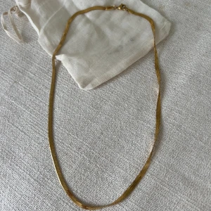 Halsband  - Så fint snake-necklace. Guldplaterat. Aldrig använt 💛 Bra material. Ska gå att använda i vatten utan problem. 