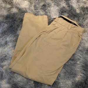 Hugo Boss byxor - Säljer ett par sköna byxor från Hugo Boss. De är i riktigt fint skick och är knappast använda. Skick: 10/10. Stl 180/L. Skriv gärna vid frågor🤗 Fraktas inom 48h📦
