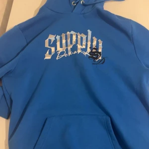 Supply  - Mjukis sett från suply som inte längre kommer till någon användning. Den är köpt i london för 1200kr i london, pris kan alltid diskuteras.