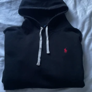 Ralph lauren hoodie  - Fint skick inga blekningar av sol, fläckar, hål eller liknande. Sitter som en medium (strl L)  Kan gå ner i pris vid snabb affär 