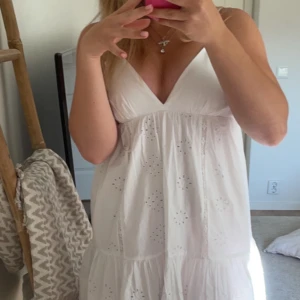 Vit broderad zara klänning - Supersöt vit klänning från zara, säljer då den tyvärr är för liten för mig. Perfekt till sommaren 🙏