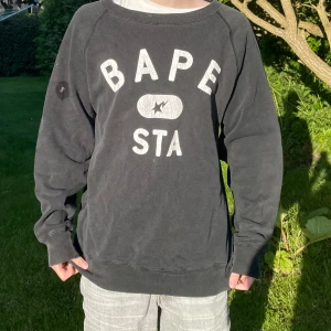 Bapesta sweatshirt  - Fläcken på höger armen är större då jag försökte tvätta bort den med vatten men gick ej. Finns några mindre liknande fläckar.  Köptes av hypestein för några år sedan. Storlek: medium  Pris: 499kr