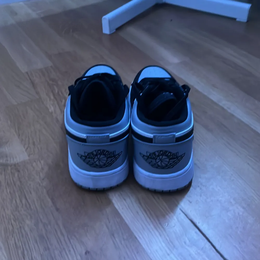 Storlek 40 Grå, vit svart Använda typ 2 gånger . Kengät.