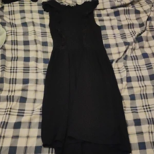 Mörkblå klänning  - Väldigt fin klänning! Har använts 1-2 gånger om man vill att vi ska tvätta eller stryka så säg till innan köp! Bara så ni vet efter jag har fått solt på några kläder så kommer jag göra en annons på plick som kommer vara olika kläder som är gratis!👍🏼😊