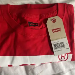 En röd Levi’s t-shirt som är oanvänd i storlek 164cm