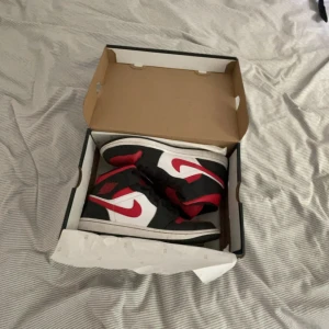 Jordan 1s - Äkta Jordan 1s använd få gånger passar inte längre