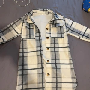 Vår jacka - Tunn Jacka/Kappa Vet ej vart den är ifrån Använd fåtal ggr 