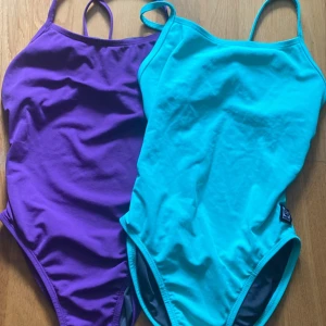 Jolyn baddräkt - Säljer 2 jolyn baddräkter!  Pris: 200kr st Skick: använt skick men fortfarande bra, lite noppriga 