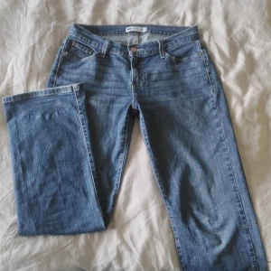 Midrise Levis curvy bootcut 529   - Ett par Levis jeans i bra skick förutom en liten defekt längst ner på benet (se bild 2) säljer då de inte var min storlek. Midjemått:  39cm innerbensmått: 77 cm rakt över benet: 26cm skriv för fler frågor eller bilder❤️