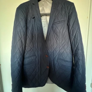 Tiger of Sweden overshirt - En mycket fin overshirt gjord av Tiger of Sweden som passar både på hösten och vintern samt våren, säljes pga att den inte hade den passformen jag önskade. För dig som vill vara stilig och ren. Skriv till oss gärna med prisförslag och frågor 