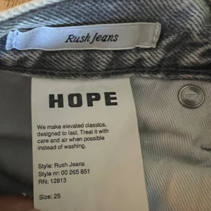 Hope Rush jeans  - Säljer Hope Rush jeans i storlek 25. Skick 9/10 Ny pris 2000kr , Hör av dig vid fler frågor eller bilder!