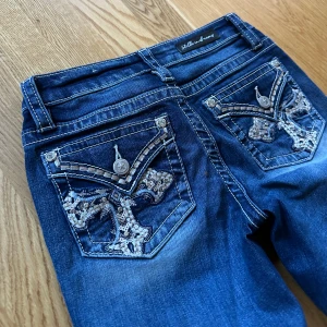 Miss me liknande jeans  - Jeans köpta i USA, använda max 3 gånger. Riktigt snygga men säljer då de är för små för mig. De är storlek 3 vilket motsvarar XS. 💕