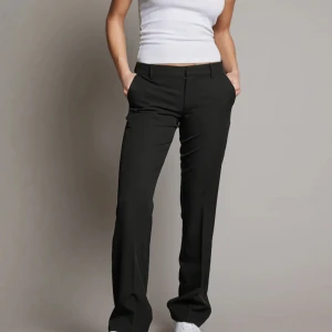 Kostymbyxor  - Kostymbyxor i modellen ”Vera” från Bikbok. Bra skick bortsett från sömmen längst ner på benen som man kan se på bilden. Aningen liten i storleken, skulle säga att de sitter som en 34 💕