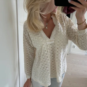 Hålbroderad blus - Sjukt fin hålbroderad blus från zara, använd en gång 
