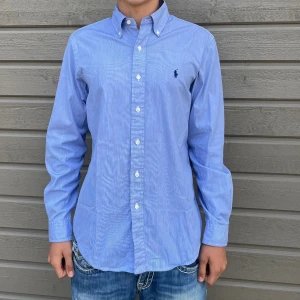 Polo Ralph Lauren skjorta  - Hej! Säljer en otroligt snygg Ralph Lauren skjorta i storlek M, perfekt till sommaren. Skjortan har inga defekter och är i nyskick. Priset kan diskuteras vid snabb affär. Seriösa köpare kan få fler bilder.