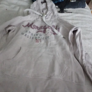 Ljusrosa/ beigh hoodie - Lite stravt material40 bred 53 längd lite sliten