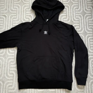 Adidas hoodie - Riktig adidas hoodie i sjukt bra skick. Den är sval då de inte ör ull inuti