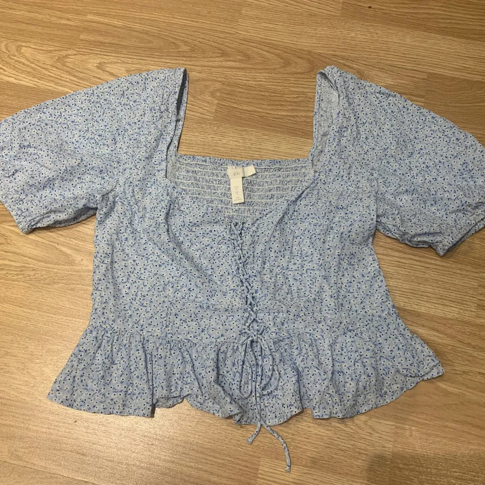 light blue floral top from h&m! in great condition :). Blusar.