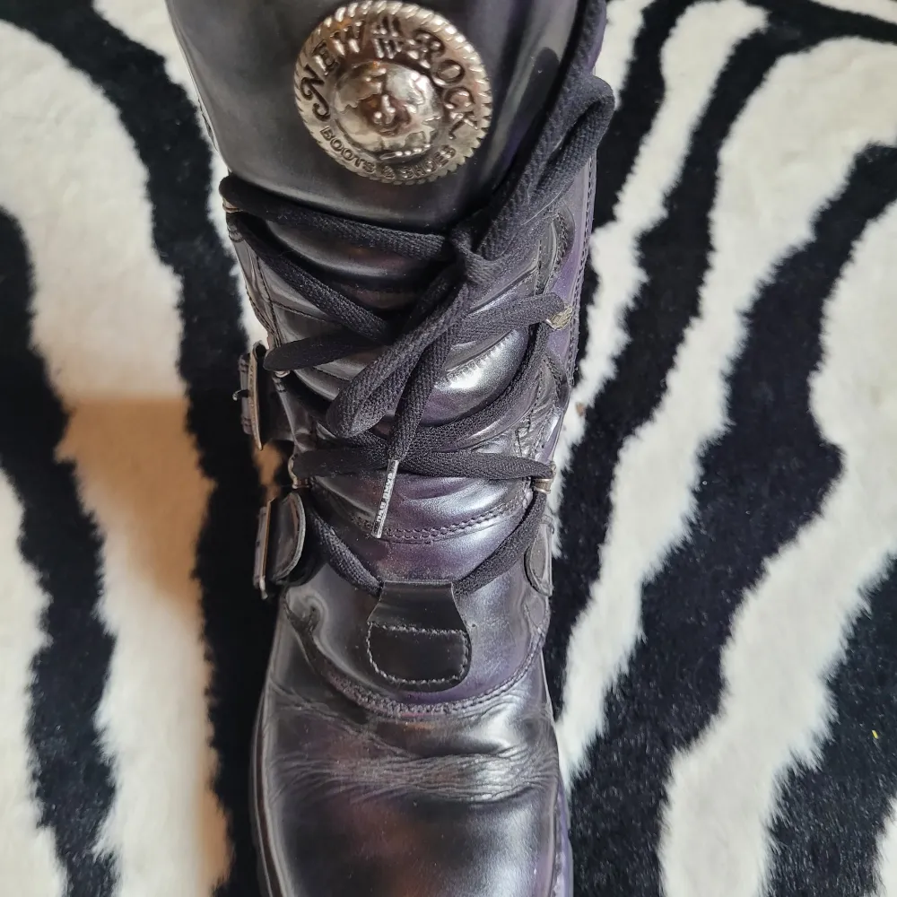 New Rock boots, knappt använda, storlek 40, kan passa 41. Svart med lila lack i färgen. Skicka meddelande för fler bilder:). Skor.