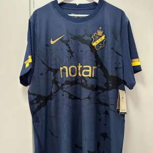 AIK TRÖJA  - Helt oanvänd. Lappen fortfarande kvar.  Nr.7 Sebbe Larsson.  XXL. 