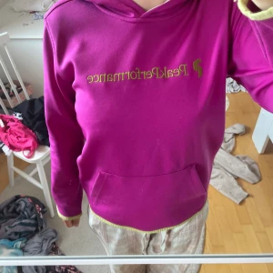 Rosa peak performance hoddie - Jag säljer hoddien för att den inte kommer till användning längre. Den är i bra skick nästan inga tecken på användning. 