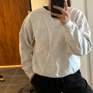Grå Tröja  - Grå sweatshirt från Djerf Avenue. Använd men i fint skick! 
