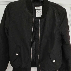 Jacka - I nyskick. Pris går att diskuteras 